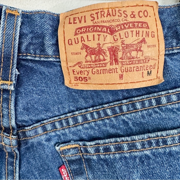 VINTAGE LEVI’S OMBRE DARK WASH DYED RED TAB 100% COTTON SHORTS MADE IN USA 27 - Picture 3 of 6